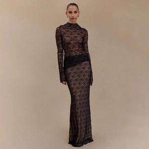 Détail de la robe élégante en dentelle noire avec motifs floraux et texture transparente
