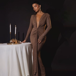Dettaglio dell'abito da sera marrone con paillettes, scollo a V e vita arricciata elegante