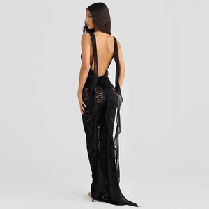 Robe longue élégante en dentelle noire dos nu avec de longs rubans fluides en mousseline