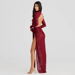 Ensemble dentelle bordeaux avec haut dos nu et jupe longue fendue pour femme
