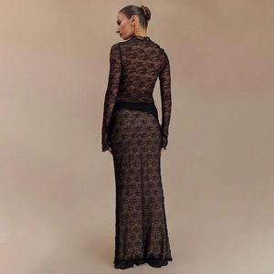 Détail du tissu en dentelle florale noire élégante sur une robe longue moulante