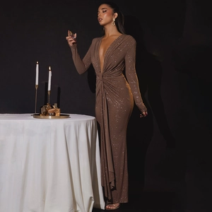 Macro del tessuto marrone con paillettes, nodo in vita e drappeggio elegante sull'abito a V