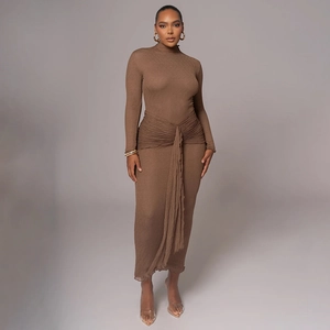 Détail des plis élégants à la taille et du ruban latéral sur cette robe moulante brune