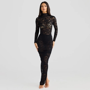Gros plan sur l'élégante robe longue en dentelle noire avec motifs floraux