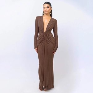 Dettaglio elegante vestito marrone con scollo a V, tessuto glitterato e nodo in vita