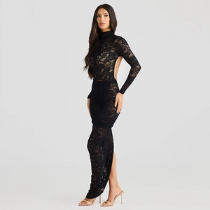 Détail d'une robe maxi en dentelle noire à manches longues et fente latérale haute