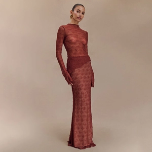Détail en gros plan de la dentelle bordeaux et de la texture tissée de la robe longue