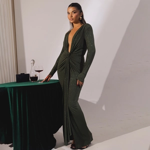 Elegante abito verde scuro glitterato con profondo scollo a V e dettagli drappeggiati