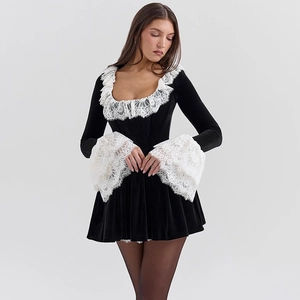 Robe courte en velours noir avec col carré et manches évasées en dentelle blanche chic