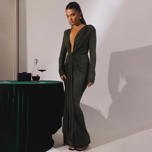 Dettaglio dell'abito verde scuro scintillante con scollo a V profondo e drappeggio