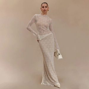 Ensemble chic deux pièces en dentelle blanc cassé avec haut ajusté et jupe longue sirène