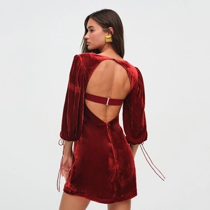 Mini abito attillato in velluto rosso scuro con schiena scoperta e lacci sulle maniche