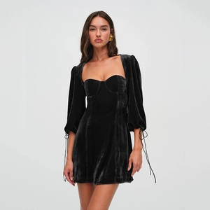 Elegante mini abito in velluto nero attillato con maniche a sbuffo e lacci ai polsi