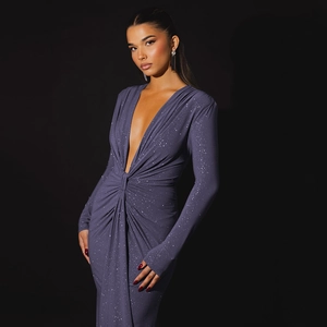 Dettaglio dell'abito lungo con scollo a V, vita arricciata ed elegante tessuto glitterato