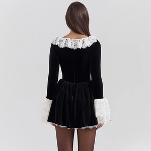 Robe courte en velours noir avec col en dentelle blanche et manches volantées, dos