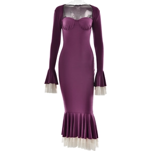 Robe longue moulante violet foncé avec col carré et bordure à volants blancs évasés