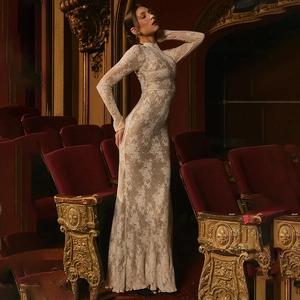 Robe longue en dentelle crème à manches longues et motif floral au crochet