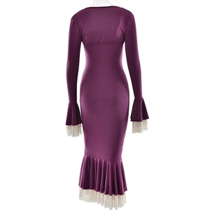 Vue détaillée d'une robe prune avec manches à volants en maille blanche et ourlet sirène chic