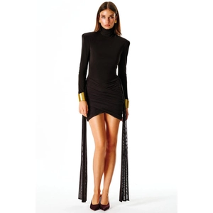 Robe noire élégante à col roulé et manches longues avec épaulettes et franges longues au sol