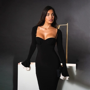 Robe longue noire ajustée à manches longues avec détails élégants de volants blancs