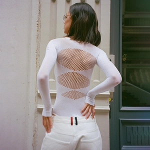 Body blanc à manches longues avec strass et dos évidé en maille sur fond de rue