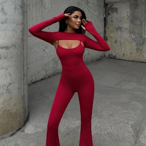 Détail d'un ensemble combinaison rouge deux pièces avec shrug et jambes évasées