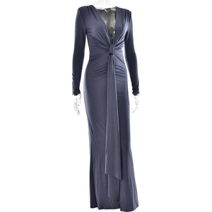 Dettaglio elegante abito lungo blu scuro con scollo a V profondo e nodo drappeggiato in vita