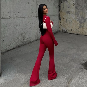 Détail de la combinaison rouge à manches longues avec jambes évasées et coupe ajustée