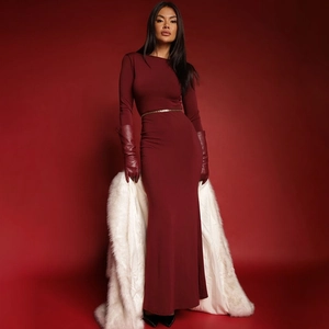 Elegante abito lungo bordeaux attillato con maniche lunghe per un look di alta classe