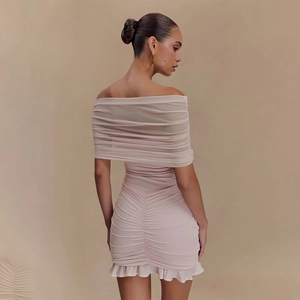 Robe mini rose à épaules dénudées en tulle avec ourlet à volants et coupe ajustée