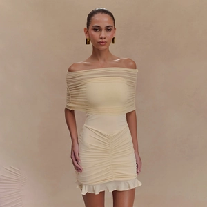 Robe courte élégante jaune pâle à épaules dénudées avec volants en maille et coupe moulante