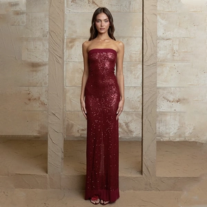 Robe de soirée moulante à paillettes bordeaux avec fente et bustier élégant