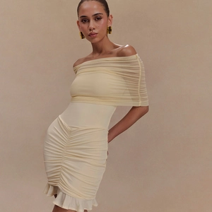 Robe courte chic épaules dénudées beige avec tulle drapé et détails de volants froncés
