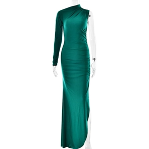 Robe longue asymétrique vert émeraude plissée avec finition satinée élégante