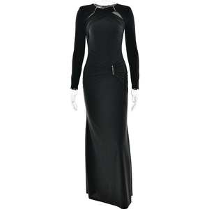 Elegante abito lungo nero a maniche lunghe con scollo a goccia e dettagli a catena argento