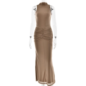 Robe longue sans manches kaki avec col montant et détails froncés pour une coupe ajustée