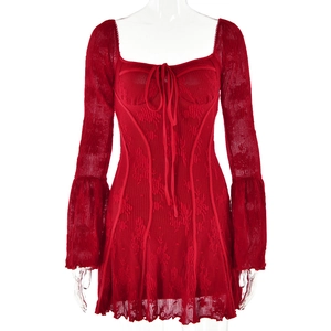 Mini robe en dentelle rouge avec manches évasées et texture florale sur mannequin