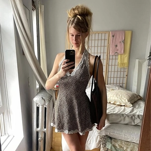 Mini robe dos nu léopard sexy avec dentelle blanche et silhouette ajustée élégante