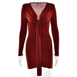 Robe moulante élégante rouge foncé à col en V, manches longues et détails froncés