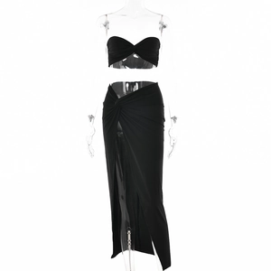 Conjunto sexy de 2 piezas negro con top bandeau torcido y falda larga con abertura