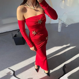 Elegantes rotes schulterfreies Maxikleid mit goldenen Sternen und Falten-Details