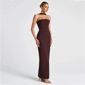 Dettaglio del vestito bandage bordeaux a fascia con girocollo e nastri eleganti