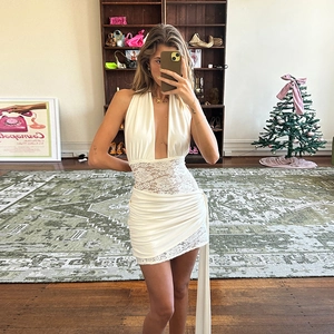 Robe dos nu blanche sexy avec dentelle et drapés latéraux élégants pour femmes