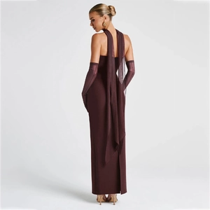 Abito bordeaux a fascia con eleganti nastri lunghi e guanti in tulle abbinati