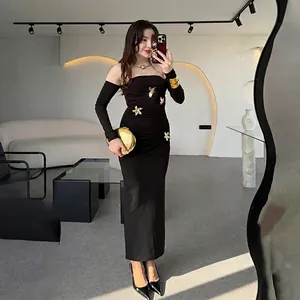 Elegantes schwarzes trägerloses Maxikleid mit goldenen Metallakzenten und Ärmelstulpen