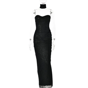 Robe longue bustier noire élégante à paillettes avec collier tour de cou assorti