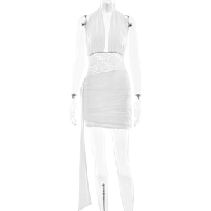 Robe mini sexy blanche à licou avec empiècement en dentelle et tissu froncé