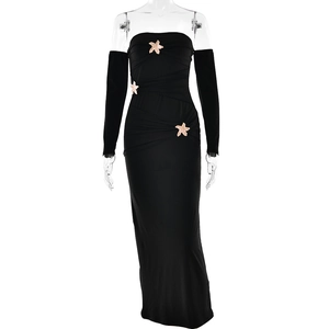 Schwarzes trägerloses Maxikleid mit Ärmeln und metallischen Seestern-Applikationen
