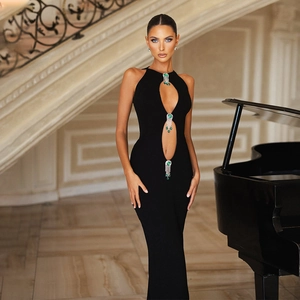 Robe de soirée licou noire élégante avec décolleté en V et breloques bijoux verts