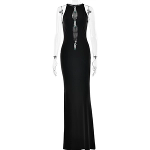 Robe de soirée noire moulante avec strass émeraude et détails ajourés élégants